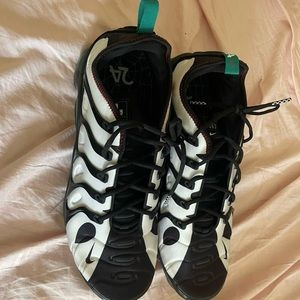 Men’s black and white Nike Vapormax plus